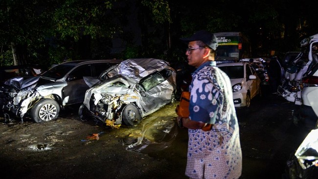 Polisi melakukan olah TKP kecelakaan beruntun di Tol Cipularang KM92 yang terjadi kemarin sore pada Selasa (12/11). Berikut detail olah TKP hari ini