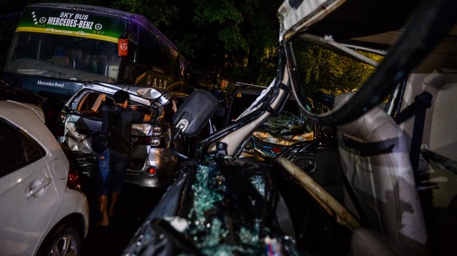 Sopir truk nan diduga menjadi penyebab kecelakaan beruntun di Tol Cipularang KM92 dibawa ke Polres Purwakarta untuk diperiksa.