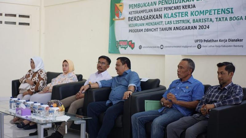 Pemerintah Kabupaten (Pemkab) Bandung melalui Dinas Ketenagakerjaan Kabupaten Bandung melaksanakan program Dana