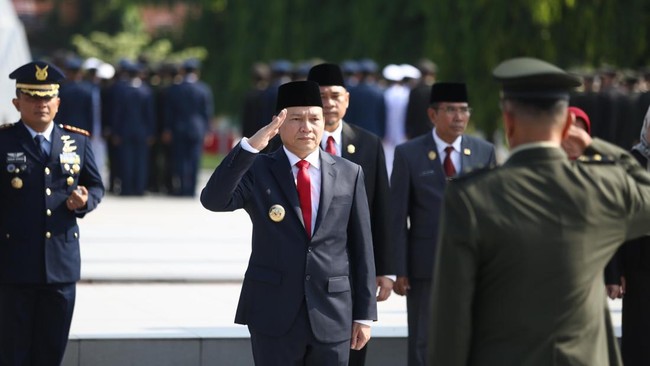 Pj Gubernur Sumsel mengajak masyarakat untuk mengisi kemerdekaan dengan semangat para pahlawan saat upacara memperingati Hari Pahlawan.