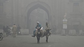 FOTO: Pakistan Darurat Polusi Udara, Jam Operasional Dibatasi