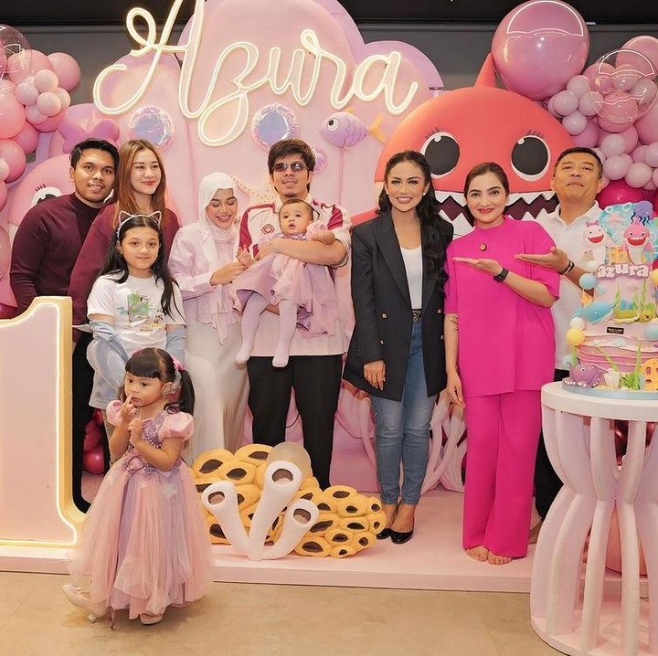 <p>Acara ini turut dihadiri oleh keluarga besar Aurel dan Atta. Mereka kompak mengenakan pakaian serba marun dan merah muda. Gemas banget ya, Bunda. (Foto: Instagram: @attahalilintar)</p>