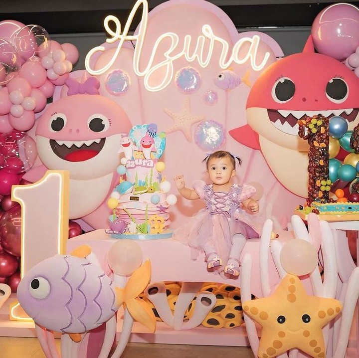 <p>Putri kedua Aurel Hermansyah dan Atta Halilintar, Azura Humaira Nur Atta, baru saja merayakan ulang tahunnya yang pertama, Bunda. Si Kecil diketahui lahir pada tanggal cantik, yakni 11 November 2023 (11-11-23). (Foto: Instagram: @attahalilintar)</p>