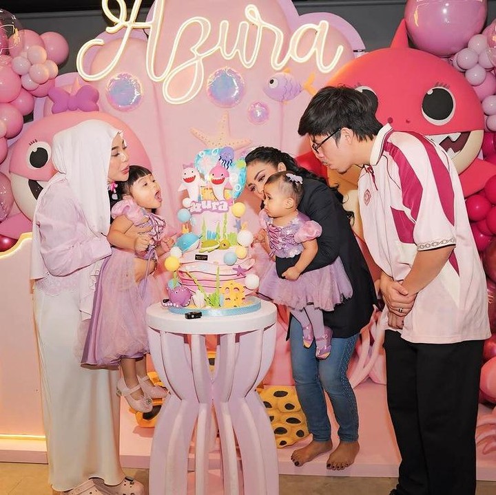 <p>"Selamat ulang tahun Azura sayang," tulis Atta dalam kolom keterangan foto seraya menyisipkan emotikon hati berwarna putih. (Foto: Instagram: @attahalilintar)</p>