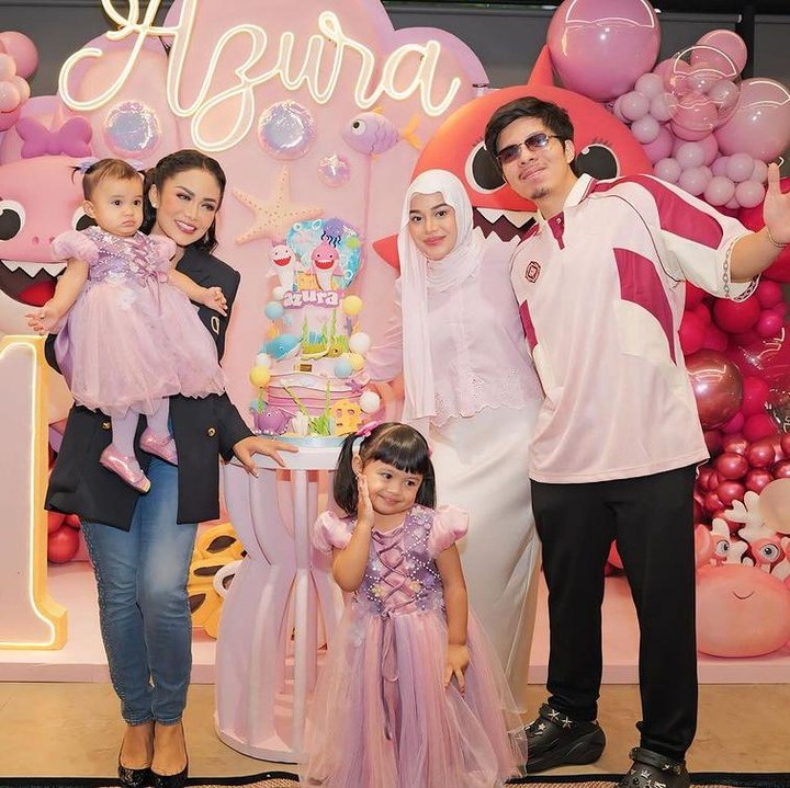 <p>Banyak netizen yang turut mendoakan Azura di hari ulang tahunnya ini. Mereka berharap Si Kecil tumbuh menjadi anak yang bahagia, salihah, dan cerdas. "<em>Barakallahu fii umrik</em> nak gadis Mamanur, tumbuh salihah aimah, sehat, bahagia, ceria," kata seorang netizen. "<em>Barakallah fii umrik</em> Azura sayang, sehat-sehat ya dan jadi anak salihah ya sayang," ujar netizen lainnya. (Foto: Instagram: @attahalilintar)</p>