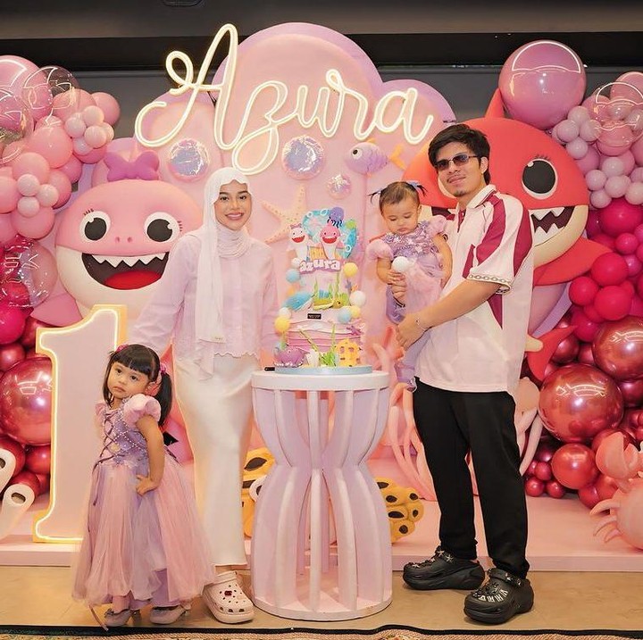 <p>Dalam bentuk merayakan ulang tahun sang putri, Atta dan Aurel membuatkan pesta ulang tahun yang meriah dengan tema Baby Shark. Azura pun tampil cantik dengan gaun ala <em>princess</em>. (Foto: Instagram: @attahalilintar)</p>