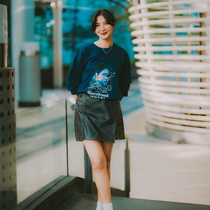 <p>Tak hanya di keseharian, Sheila Dara juga kerap padu padan <em>mini skirt</em> dan kaos saat sedang bekerja, Bunda. Beberapa waktu lalu, ia terlihat mengenakan <em>mini skirt leather</em> dan kaos lengan panjang saat promo film <em>Heartbreak Motel</em>. (Foto: Instagram @sheiladaisha)</p>