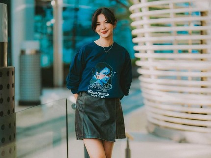 5 Potret Padu Padan Mini Skirt & Celana Pendek ala Sheila Dara