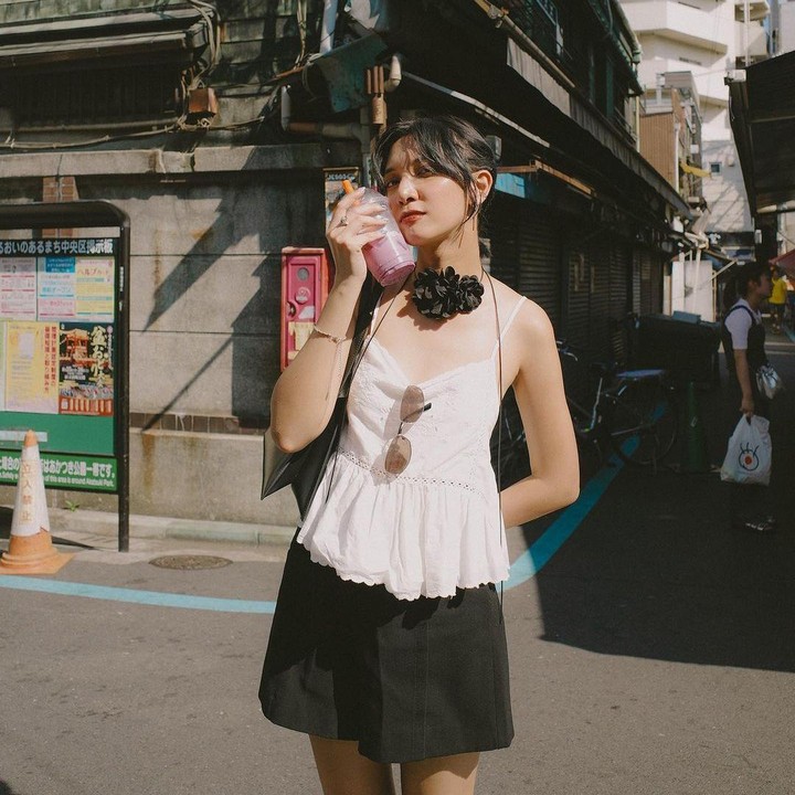 <p>Dalam potret lain saat berada di Jepang, Sheila memamerkan <em>style</em>-nya yang terbilang unik. Ia mengenakan celana pendek hitam dengan atasan kaos tank top putih. Sheila kali ini melengkapi <em>style</em>-nya dengan mengenakan kalung hitam berbentuk bunga yang cukup besar. Tak lupa, ia juga menggunakan kacamata desain <em>vintage</em> yang diletakkan di bajunya. (Foto: Instagram @sheiladaisha)</p>