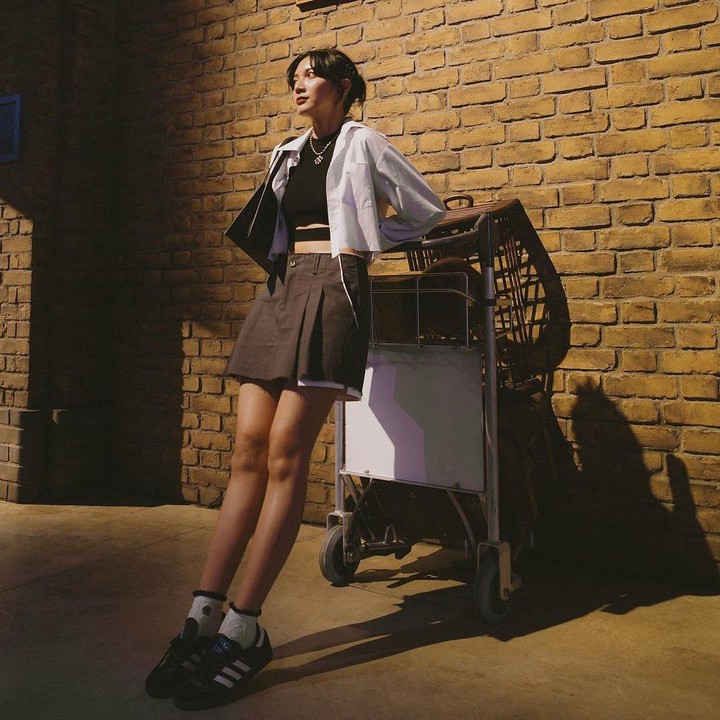 <p>Saat mengunjungi Warner Bros Studio di Tokyo, Jepang, beberapa waktu lalu, Sheila tampak menggunakan <em>mini skirt</em> cokelat yang dipadukan dengan <em>crop top unfinised</em> hitam dan kemeja putih. Sheila menyempurnakan penampilannya dengan memakai tas hitam dan aksesoris kalung. (Foto: Instagram @sheiladaisha)</p>