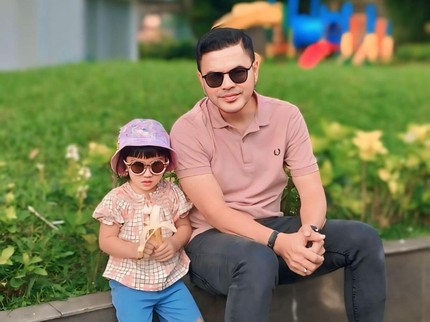 Kompak Banget! Ini 7 Momen Kebersamaan Haldy Sabri dengan Kedua Anak Irish Bella