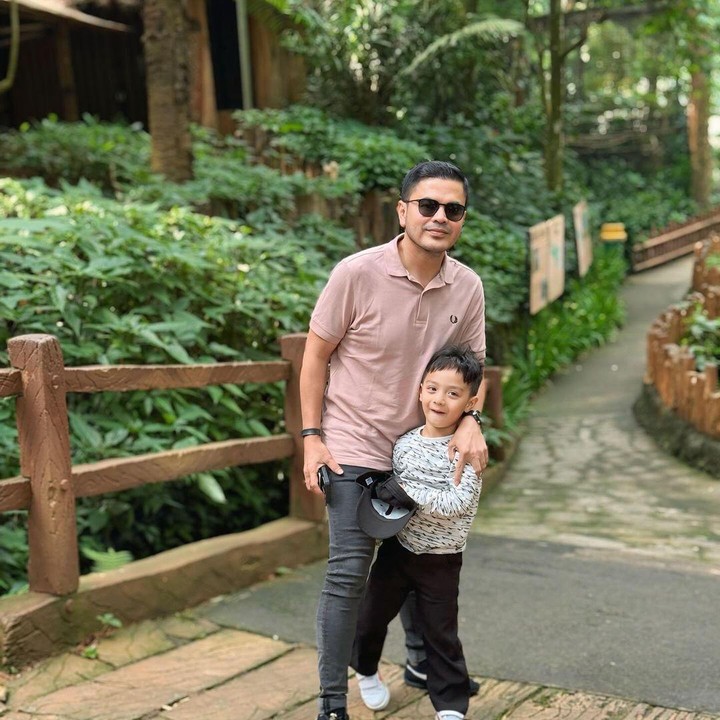 <p>Haldy Sabri mengunggah momen saat menghabiskan waktu dengan Air Rumi dan Amala. ketika mereka melakukan aktivitas <em>outdoor</em> bersama. Dalam satu potret, ia menunjukkan kekompakan bersama Air Rumi dan menuliskan <em>caption</em>, "<em>The boys</em>." (Foto: Instagram @haldy_sabri)</p>