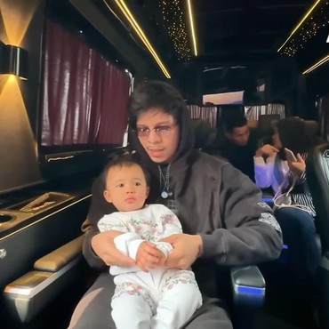 Sikap Disorot, 7 Potret Atta Halilintar Berkunjung ke Rumah Pengasuh Azura