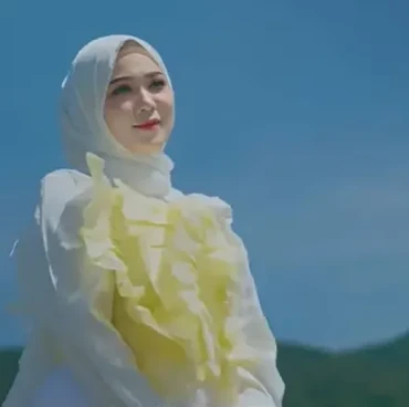 Lirik Lagu Tungkek Mambaok Rabah - Fauzana