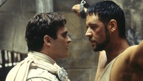 Ridley Scott Kenang Russel Crowe Nilai Joaquin Phoenix Tak Profesional