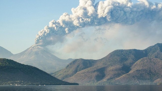 Gunung Lewotobi Laki-laki di Flores Timur mengalami erupsi dengan tinggi kolom sejauh 700 metre dari atas puncak, Kamis (16/1).