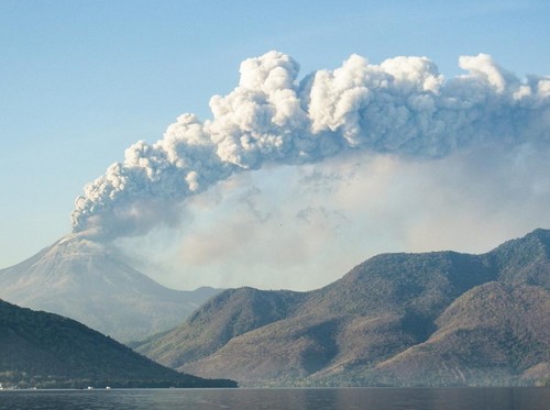 Gunung Lewotobi Meletus Besar Pagi Ini, Semburan Abu 18 Kilometer