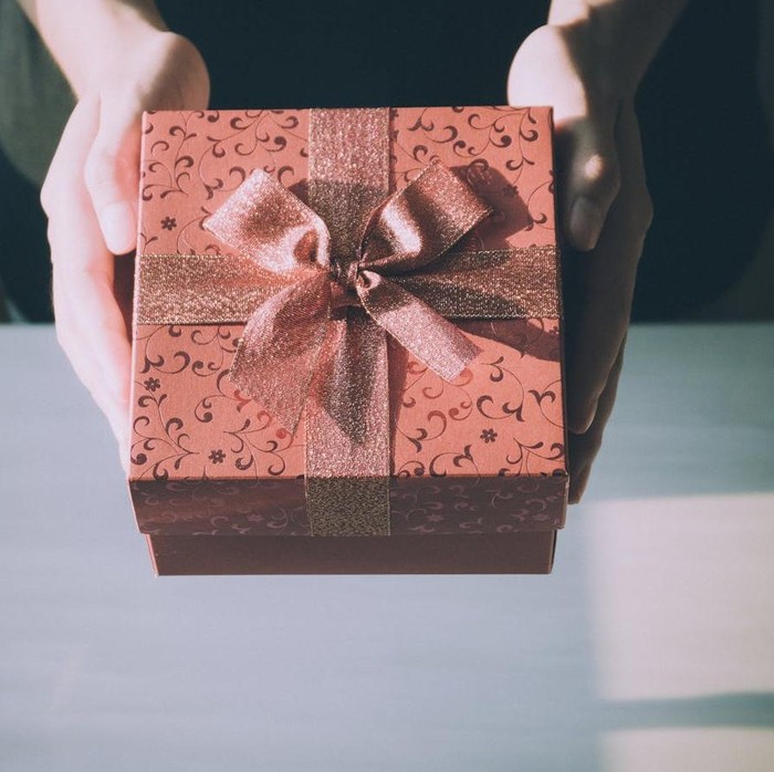 Ilustrasi kado pernikahan / Foto: Pexels.com/Porapak Apichodilok