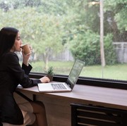 Lebih Berhati-hati, Ini 5 Trik Bekerja yang Aman saat Musim Hujan