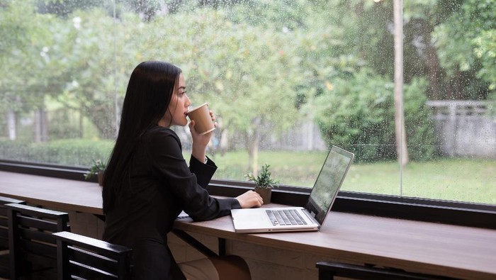 Lebih Berhati-hati, Ini 5 Trik Bekerja yang Aman saat Musim Hujan