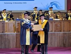 Irwan Hidayat Terima Gelar Doktor Honoris Causa dari Unnes