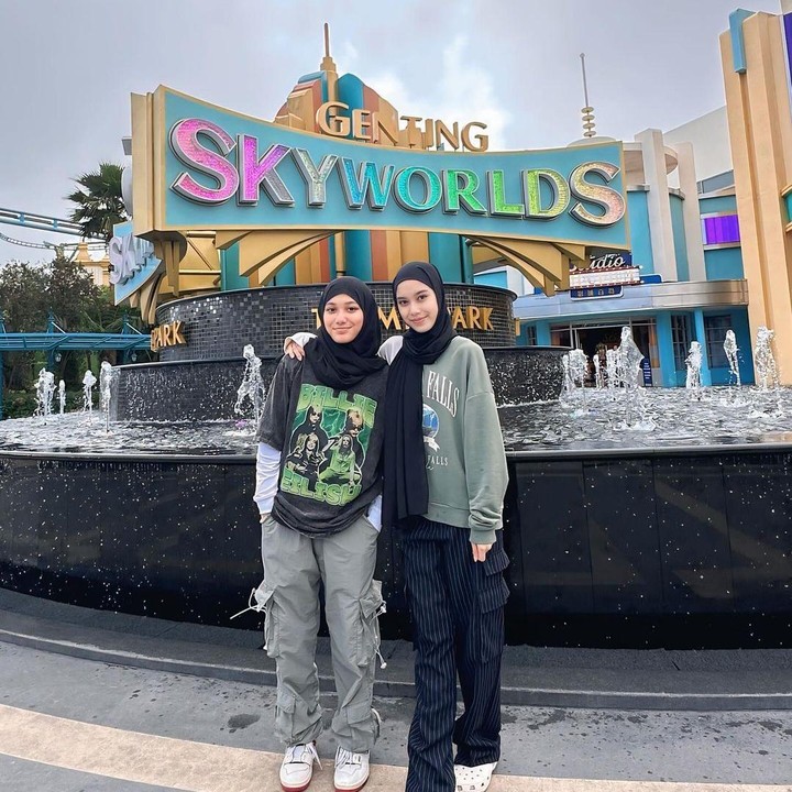 <p>Hubungan anak Lyra Virna dan anak Fadlan dari pernikahan sebelumnya terjalin dengan baik. Hal ini dapat terlihat dari kekompakan kedua anak perempuan mereka yang beranjak remaja. (Foto: Instagram @lyravirna/ @fadlanmuhammad)</p>