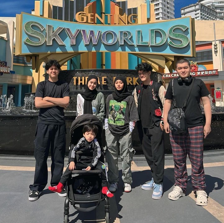 <p>Di satu potret, Lyra Virna dan Fadlan mengunggah foto kelima anak mereka. Perlu diketahui ya, Fadalan dikaruniai tiga anak dari pernikahan sebelumnya, yakni Zidane dan si kembar Mikhail dan Chiara. Sementara itu, Lyra Virna membawa dua orang anak yakni Queizal dan Queisha dari pernikahan sebelumnya. Lyra Virna dan Fadlan kemudian dikaruniai putra bernama Khaleed. (Foto: Instagram @lyravirna/ @fadlanmuhammad)</p>