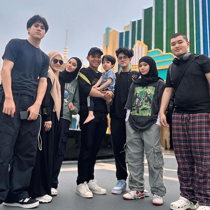 <p>Pasangan artis Lyra Virna dan Fadlan Muhammad baru-baru ini berlibur ke Malaysia bersama keenam anak mereka. Keduanya kompak membagikan potret saat quality time bersama, Bunda. (Foto: Instagram @lyravirna/ @fadlanmuhammad).</p>