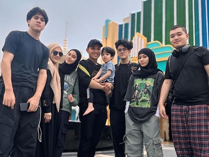 Terpopuler: Potret Lyra Virna dan Fadlan Jalan-jalan ke Malaysia Bareng 6 Anaknya