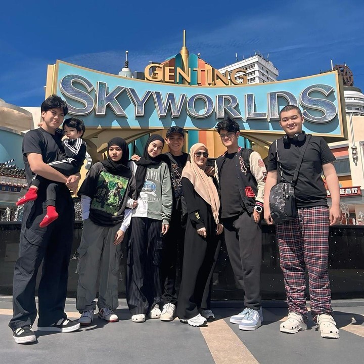 <p>Dalam potret yang dibagikan, Lyra Virna dan Fadlan Muhammad tampak mengajak keenam anaknya jalan-jalan ke taman hiburan Genting SkyWorlds di Pahang, Malaysia. Mereka semua kompak mengenakan pakaian bernuansa warna hitam. (Foto: Instagram @lyravirna/ @fadlanmuhammad)</p>