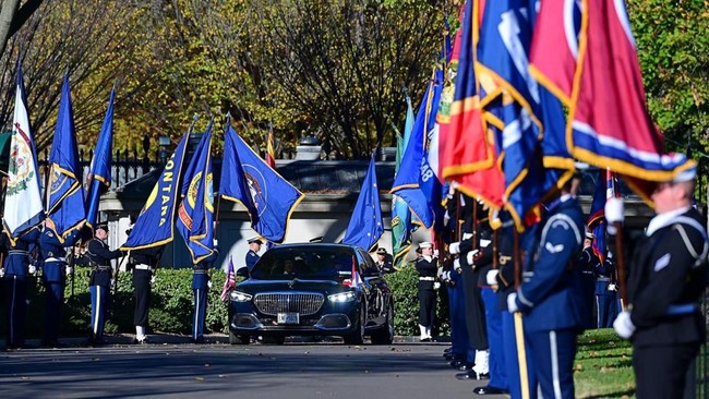 Saat tiba di AS, Presiden Prabowo Subianto dijemput Chevrolet Suburban tetapi ketika menemui Joe Biden menumpangi Mercedes-Maybach.