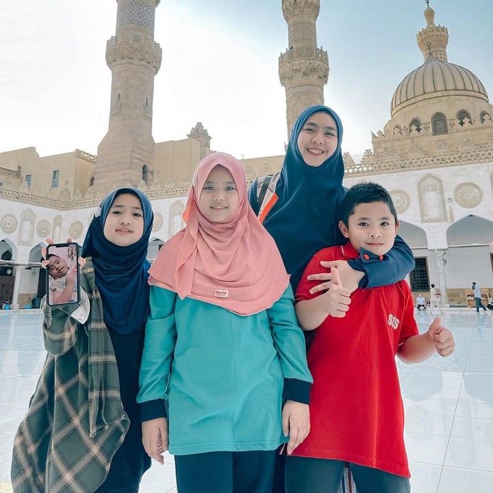 <p>"Kegiatan rutin anak-anak pulang sekolah, mengaji dulu di masjid sebelum mereka pergi ke <em>sport club</em>," cerita Oki dengan menyisipkan emotikon hati. (Foto: Instagram: @okisetianadewi)</p>