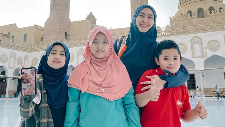 Oki Setiana Dewi dan Keempat Anak di Mesir