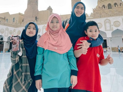 Oki Setiana Dewi Ceritakan Gaya Parenting Orang Tua Mesir, Ternyata Ayah Selalu Terlibat