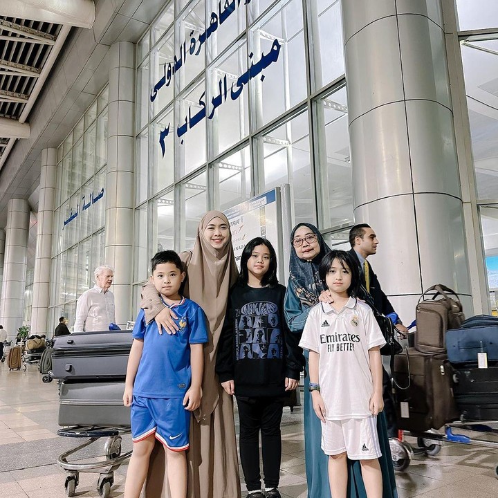 <p>Sebelumnya diketahui, Oki memutuskan untuk melanjutkan pendidikan di Kairo, Mesir. Ia dan suami pun membawa keempat anaknya dan menyekolahkan mereka di sana, Bunda. (Foto: Instagram@okisetianadewi)</p>