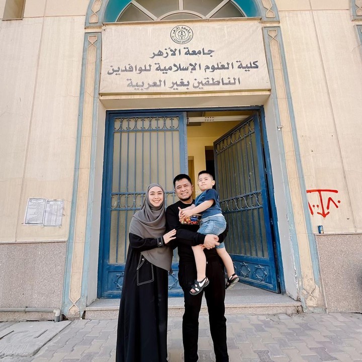 <p>Baru-baru ini, diketahui anak bungsu Oki, Sulaiman, turut menyusul sang Bunda ke Mesir, lho. Bersama sang Ayah, Ory Vitrio, Sulaiman menghampiri sang Bunda ketika sedang berkuliah di Universitas Al-Azhar. (Foto: Instagram: @okisetianadewi)</p>