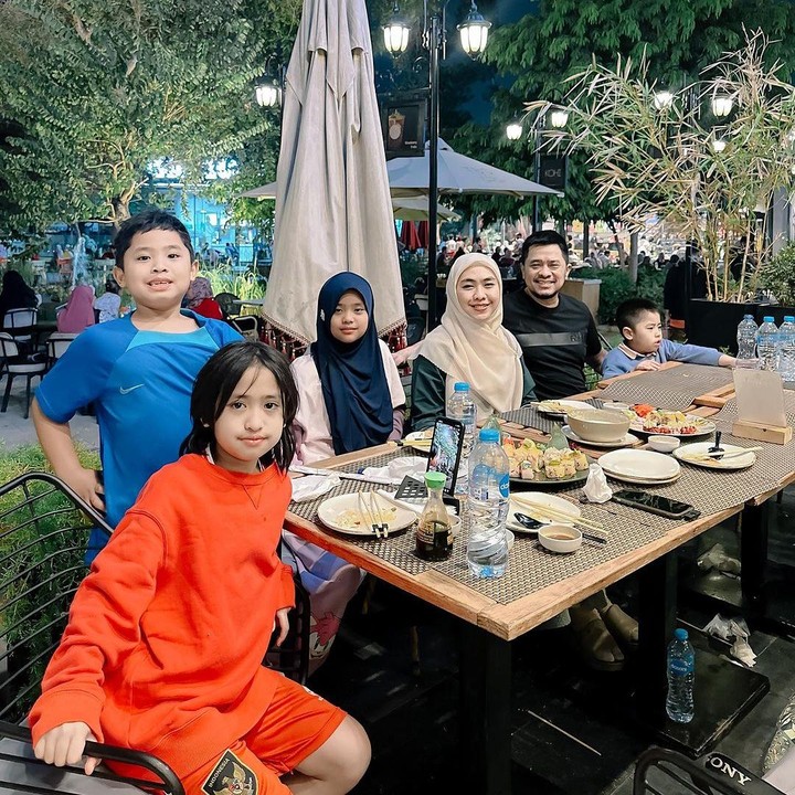 <p>Aktris sekaligus pendakwah, Oki Setiana Dewi, saat ini menetap di Mesir bersama suami dan keempat anaknya. Belum lama ini, ia kembali mengungkapkan perkembangan anak-anaknya. (Foto: Instagram@okisetianadewi)</p>