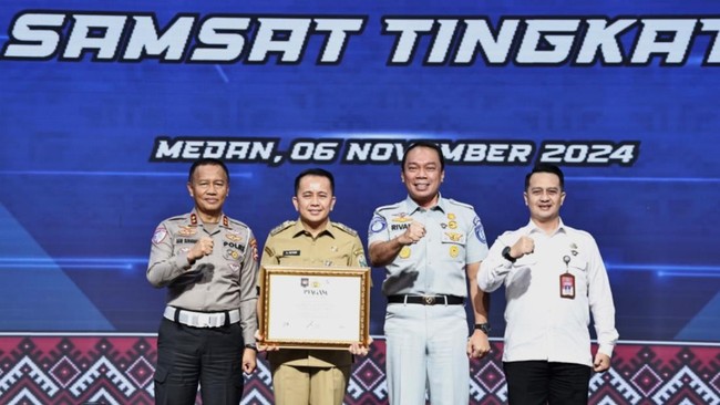 Penjabat (Pj) Gubernur Sumatera Utara (Sumut), Agus Fatoni, meraih penghargaan sebagai Tim Pembina Samsat Terbaik dari Pembina Samsat Nasional.