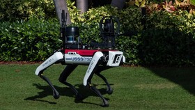 FOTO: Lincah dan Sigap Robot Anjing Penjaga Kediaman Donald Trump