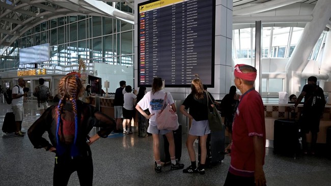 Operator Bandara Internasional I Gusti Ngurah Rai, Bali, memprediksi jumlah penumpang akan mencapai 1,3 juta saat Libur Natal dan Tahun Baru (Nataru).