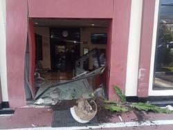 Mobil Pengacara Tabrak Pintu Pengadilan Negeri Ruteng NTT