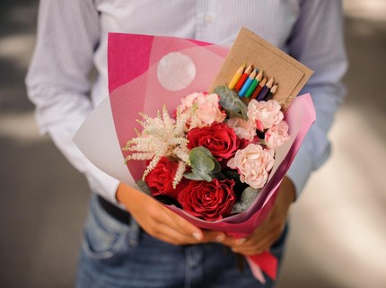 20 Hadiah Kenang-kenangan untuk Guru Perempuan dan Laki-laki yang Bermanfaat hingga Unik