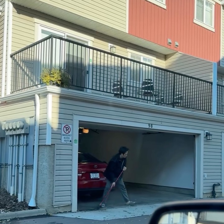 <p>Cindy Fatikasari dan suaminya Tengku Firmansyah memutuskan pindah ke Kanada pada awal tahun 2024. Pasangan yang dikaruniai tiga anak ini tinggal di rumah minimalis dan sederhana. Rumah bergaya Barat ini memiliki balkon dan garasi yang cukup luas. Di dalam rumah, Cindy dan suami banyak menggunakan warna abu-abu, putih, dan hitam untuk dinding, lantai, hingga furnitur. (Foto: Instagram @cindyfatikasari18)</p>