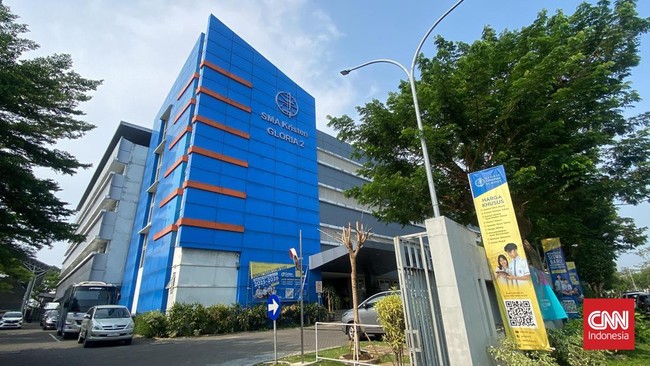 EN, siswa SMAK Gloria 2 Surabaya diskorsing pihak sekolah karena disebut melanggar aturan. EN adalah korban intimidasi yang diminta sujud hingga menggonggong.