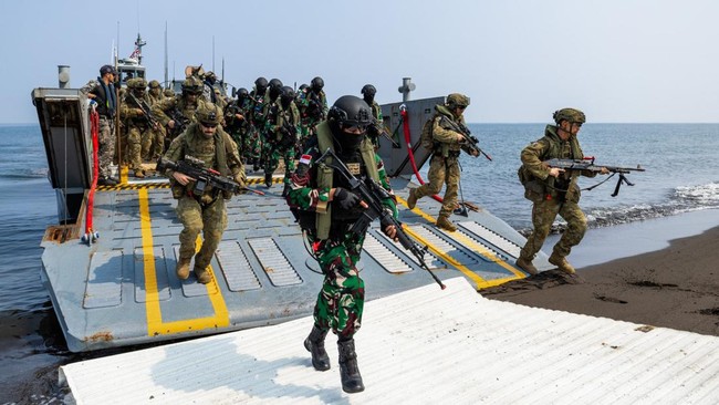 TNI & ADF menggelar Latgabma Keris Woomera 2024 di Pantai Banongan, Asembagus, Situbondo, Jawa Timur, Rabu (13/11).