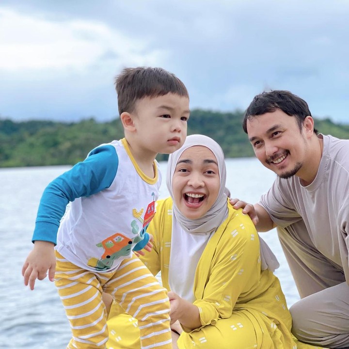 <p>Sang putra yang diberi nama Kalam Mahandika Jusuf itu lahir pada 6 Februari 2020. Kini, Kalam telah menginjak usia 4 tahun dan tumbuh menjadi anak tampan yang menggemaskan. (Foto: Instagram@tikabravani)</p>