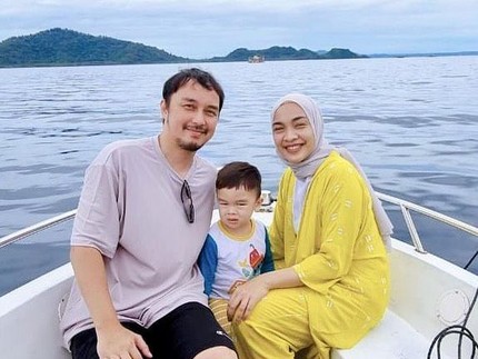 5 Potret Tika Bravani dan Dimas Aditya bersama Putra Semata Wayang