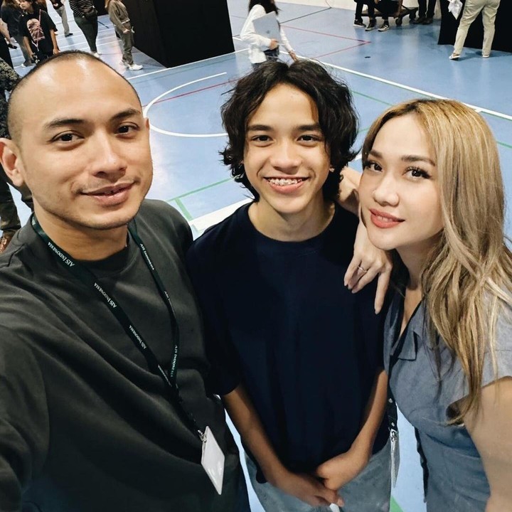 <p>Banyak netizen yang salah fokus dengan penampilan Noah nih, Bunda. Tidak sedikit yang mengatakan bocah 14 tahun itu semakin tinggi. "Noah sudah lebih tinggi dari kamu (BCL)," ungkap seorang netizen. "Yaampun Noah sudah gede aja," kata yang lainnya. (Foto: Instagram: @itsmebcl)</p>