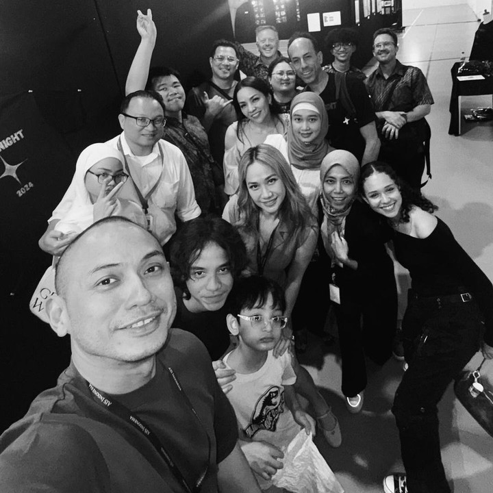 <p>Tiko Aryawardhana sangat dekat dengan anak sambungnya, Noah Sinclair. Tiko bahkan hadir dalam berbagai acara yang diselenggarakan oleh sekolah sang putra. (Foto: Instagram: @itsmebcl)</p>