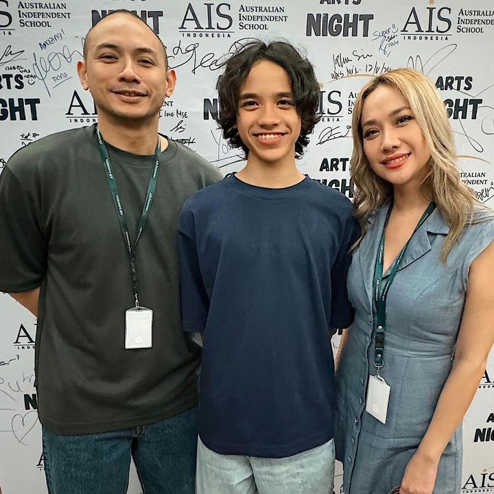 <p>Noah terlihat tampan dengan kaos polos warna navy dan celana jeans. Sementara itu, sang Bunda dan Ayah sambungnya mengenakan pakaian dengan warna senada. (Foto: Instagram: @itsmebcl)</p>